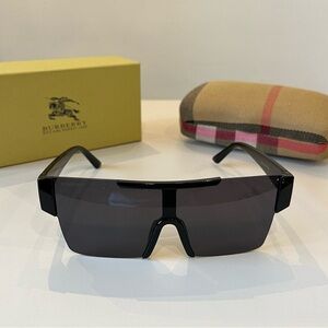 😎💝Burberry Shield Sunglasses Black Frame Grey Lenses